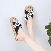 Μοντέρνες γυναικείες παντόφλες με τρισδιάστατα στοιχεία σε τρία χρώματα