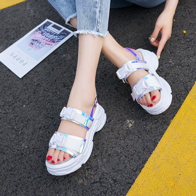 Καθημερινά γυναικεία σανδάλια σε λευκό και μαύρο με επίπεδη σόλα