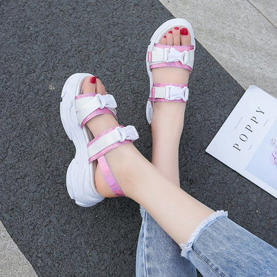 Καθημερινά γυναικεία σανδάλια σε λευκό και μαύρο με επίπεδη σόλα