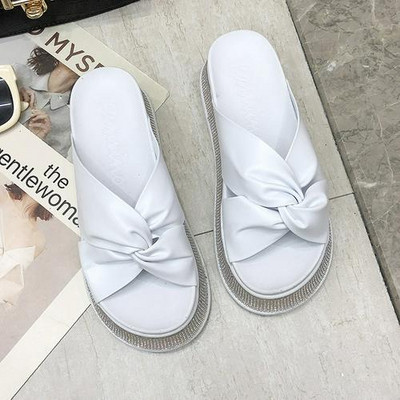 Κομψές γυναικείες παντόφλες σε οικολογικό δέρμα σε διαφορετικά χρώματα