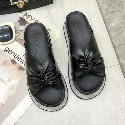 Κομψές γυναικείες παντόφλες σε οικολογικό δέρμα σε διαφορετικά χρώματα