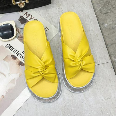 Κομψές γυναικείες παντόφλες σε οικολογικό δέρμα σε διαφορετικά χρώματα