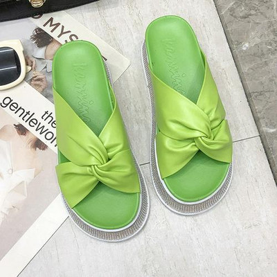 Κομψές γυναικείες παντόφλες σε οικολογικό δέρμα σε διαφορετικά χρώματα