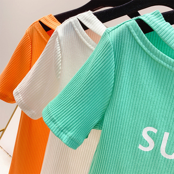 Bluză de damă cu inscripție și mâneci scurte în mai multe culori