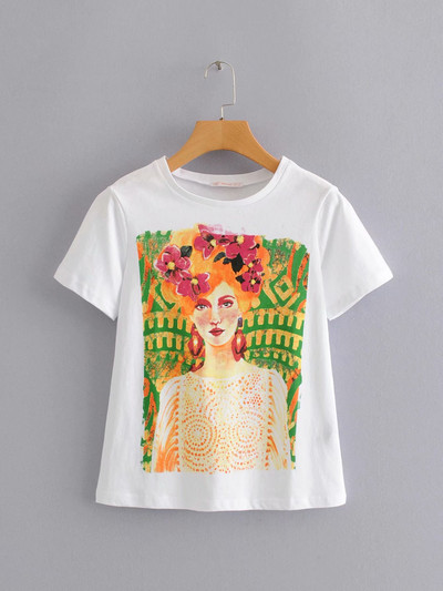 Rövid ujjú, ovális nyakkivágású póló fehér színben, rátéttel