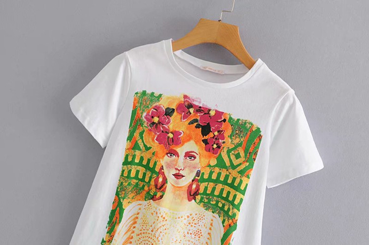 Rövid ujjú, ovális nyakkivágású póló fehér színben, rátéttel