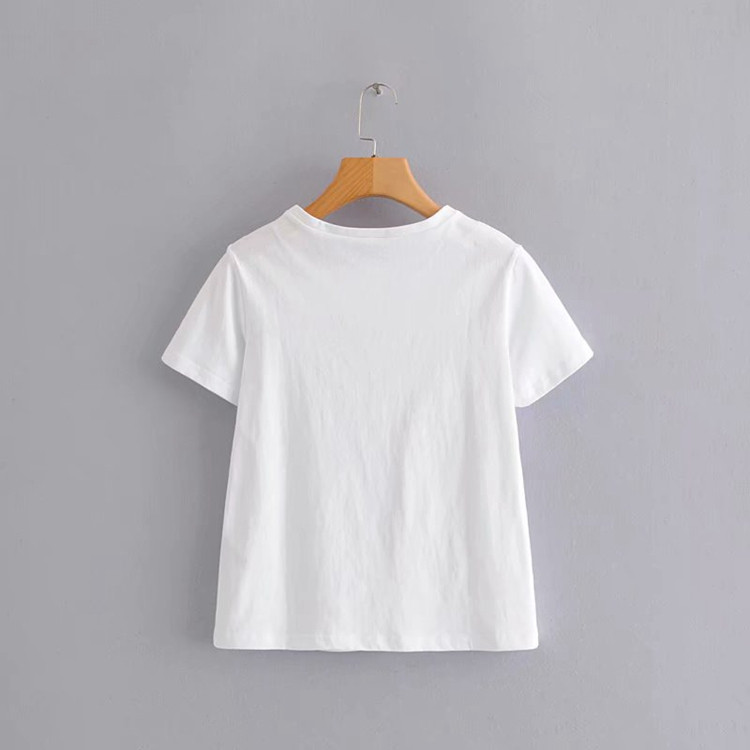 Rövid ujjú, ovális nyakkivágású póló fehér színben, rátéttel