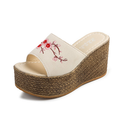 Casual γυναικείες παντόφλες με πλατφόρμα και κεντήματα σε τρία χρώματα