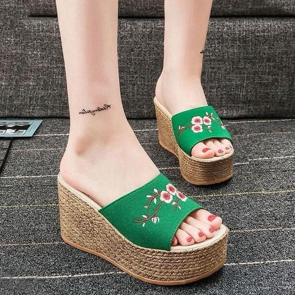 Casual γυναικείες  παντόφλες με πλατφόρμα και κεντήματα σε τρία χρώματα