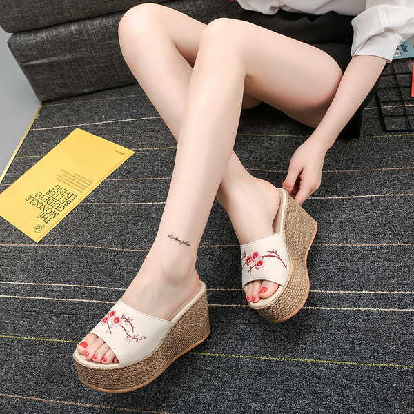 Casual γυναικείες  παντόφλες με πλατφόρμα και κεντήματα σε τρία χρώματα
