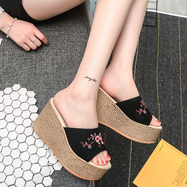 Casual γυναικείες  παντόφλες με πλατφόρμα και κεντήματα σε τρία χρώματα