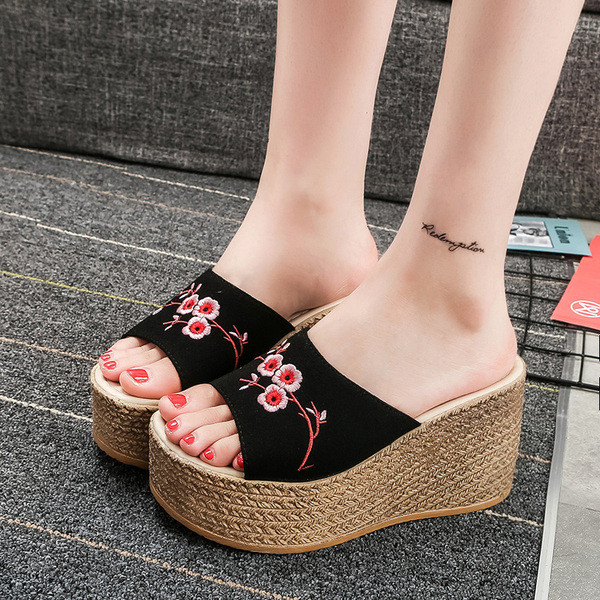 Casual γυναικείες  παντόφλες με πλατφόρμα και κεντήματα σε τρία χρώματα