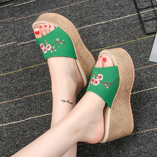 Casual γυναικείες  παντόφλες με πλατφόρμα και κεντήματα σε τρία χρώματα