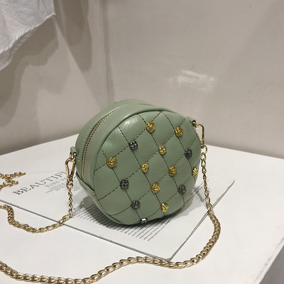 Geanta de dama in forma rotunda cu decor metalic