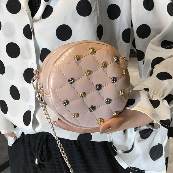 Geanta de dama in forma rotunda cu decor metalic