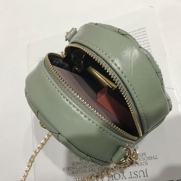 Geanta de dama in forma rotunda cu decor metalic