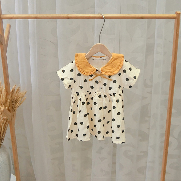 Model de decupat rochie moderna pentru copii cu nasturi si panglica