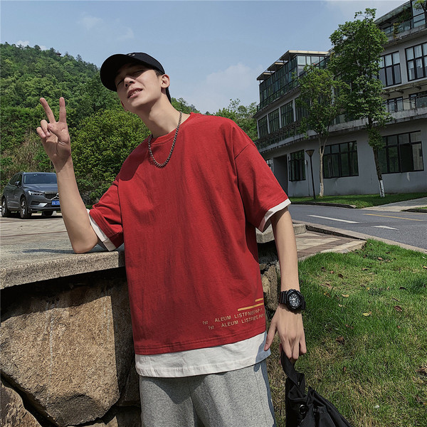 Alkalmi férfi póló fekete, piros és szürke felirattal