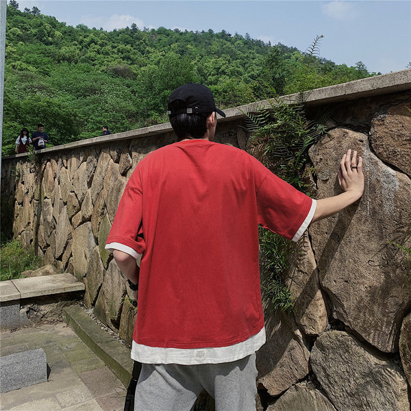 Alkalmi férfi póló fekete, piros és szürke felirattal