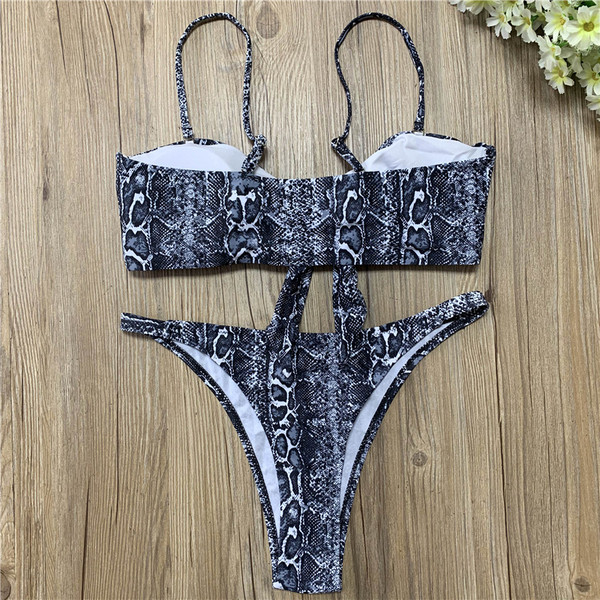 Modern női fürdőruha állatmintás fekete-fehér színben