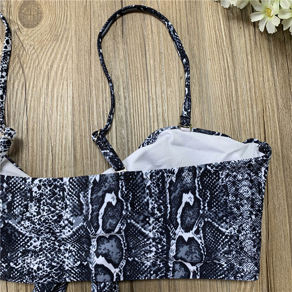 Modern női fürdőruha állatmintás fekete-fehér színben