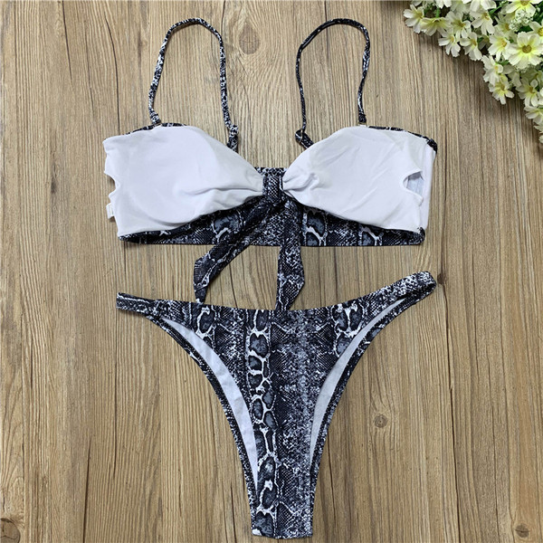 Modern női fürdőruha állatmintás fekete-fehér színben
