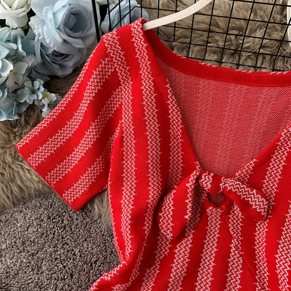 Rochie moderna de dama cu maneci scurte si panglica in rosu