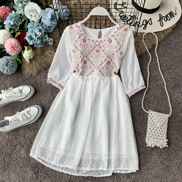 Alkalmi női ruha 3/4-es ujjal és több színben hímzéssel