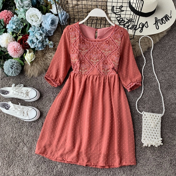 Alkalmi női ruha 3/4-es ujjal és több színben hímzéssel