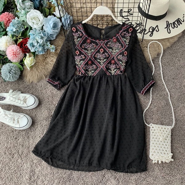 Alkalmi női ruha 3/4-es ujjal és több színben hímzéssel