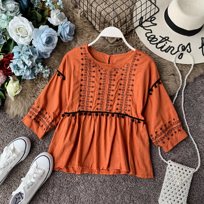 Bluză de damă modernă în mai multe culori și broderie cu decolteu O