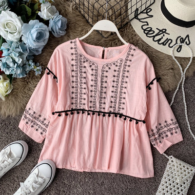 Bluză de damă modernă în mai multe culori și broderie cu decolteu O