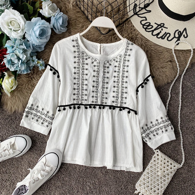 Bluză de damă modernă în mai multe culori și broderie cu decolteu O