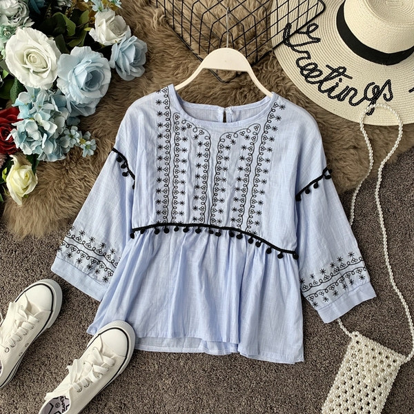 Bluză de damă modernă în mai multe culori și broderie cu decolteu O