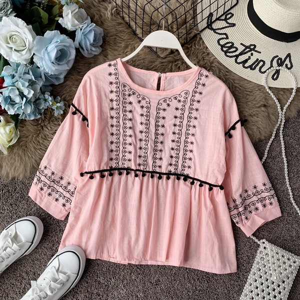 Bluză de damă modernă în mai multe culori și broderie cu decolteu O