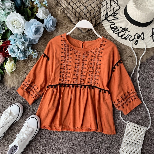 Bluză de damă modernă în mai multe culori și broderie cu decolteu O