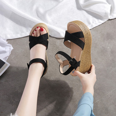 Γυναικεία σανδάλια σε πλατφόρμα σε τρία χρώματα