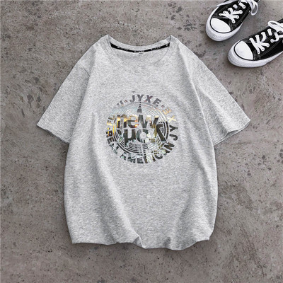 Tricou casual barbatesc cu imprimeu negru. alb și gri