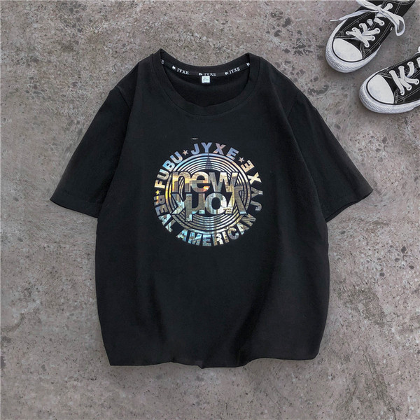 Tricou casual barbatesc cu imprimeu negru. alb și gri