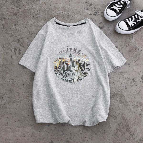 Tricou casual barbatesc cu imprimeu negru. alb și gri