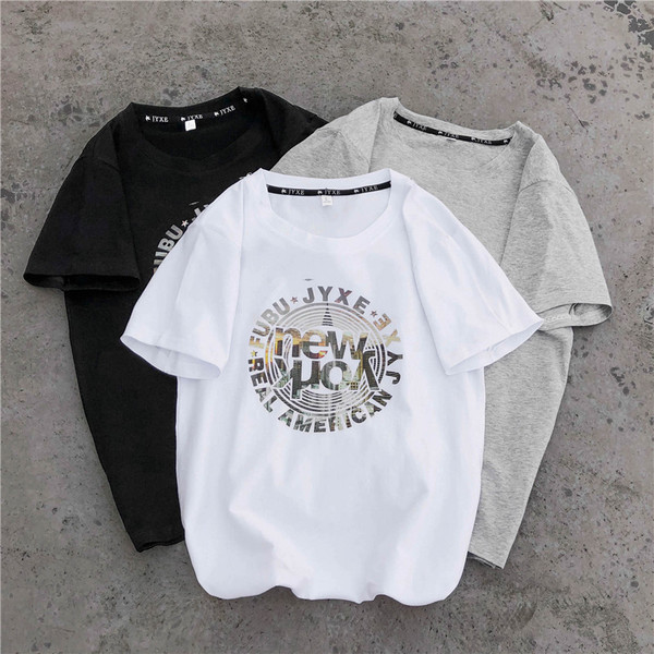 Tricou casual barbatesc cu imprimeu negru. alb și gri