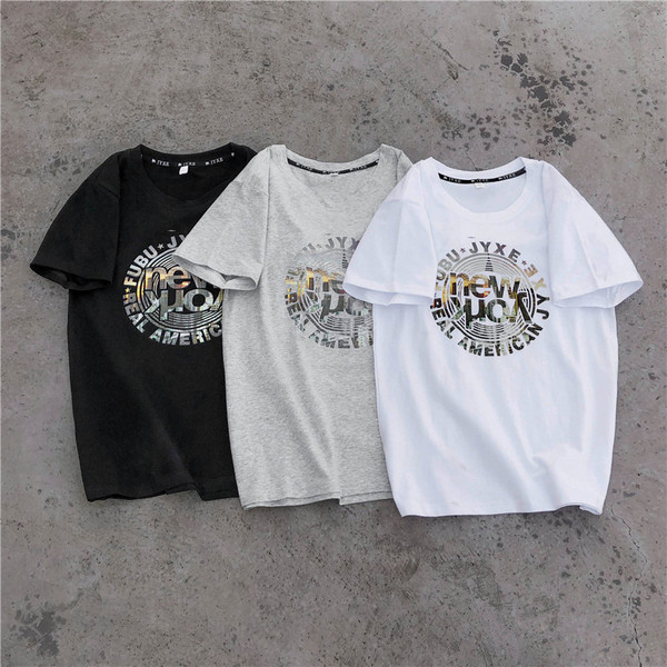 Tricou casual barbatesc cu imprimeu negru. alb și gri