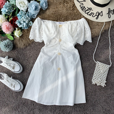 Modern női ruha csipkével és gombokkal, három színben