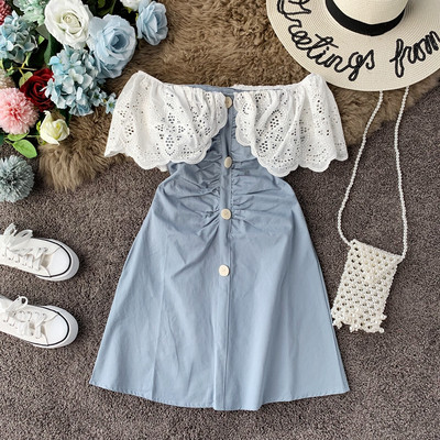 Modern női ruha csipkével és gombokkal, három színben