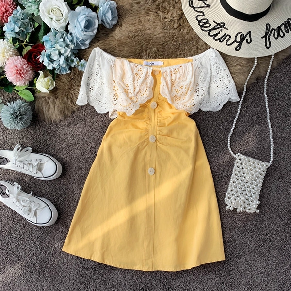 Modern női ruha csipkével és gombokkal, három színben