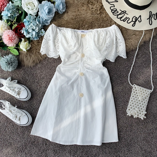 Modern női ruha csipkével és gombokkal, három színben