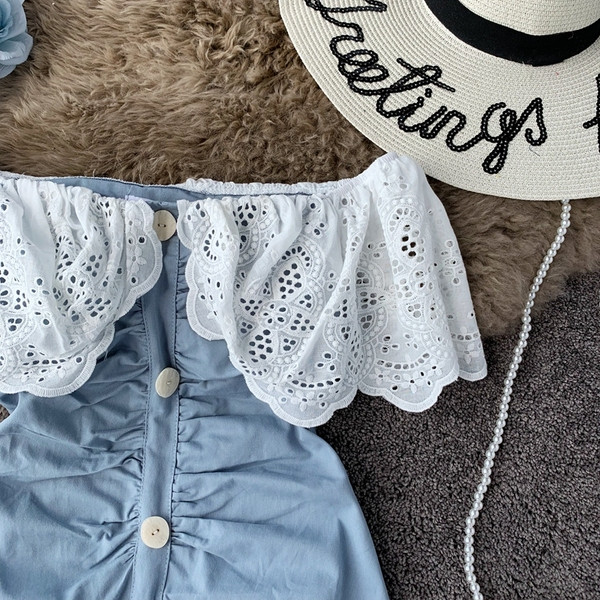 Modern női ruha csipkével és gombokkal, három színben