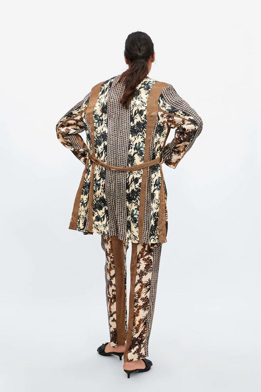 Модерно дамско сако с връзка на талията в кафяв цвят с десен