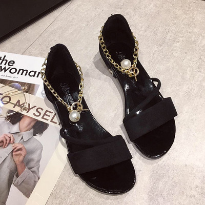 Μοντέρνα γυναικεία σανδάλια με μεταλλική αλυσίδα σε τρία χρώματα