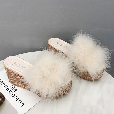 Κομψές γυναικείες  παντόφλες σε μια πλατφόρμα με ένα κάτω στοιχείο σε τέσσερα χρώματα